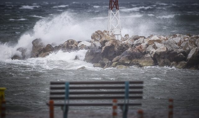 Καιρός: Από Τρίτη “χειμώνας” – Καταιγίδες, θυελλώδεις άνεμοι και χιόνια στα ορεινά