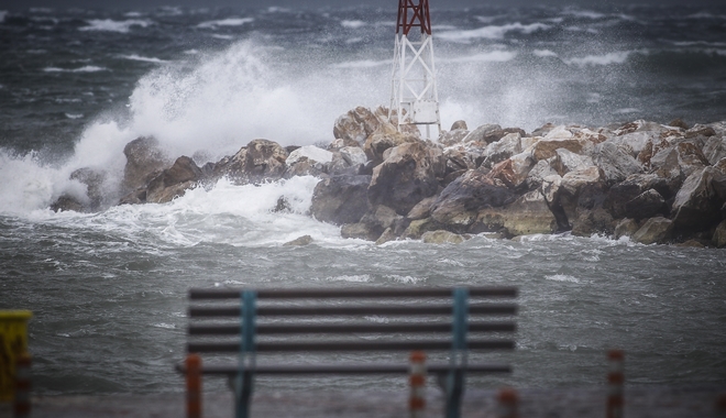 Σύσκεψη στο Κέντρο Επιχειρήσεων της Πυροσβεστικής για την αυριανή κακοκαιρία