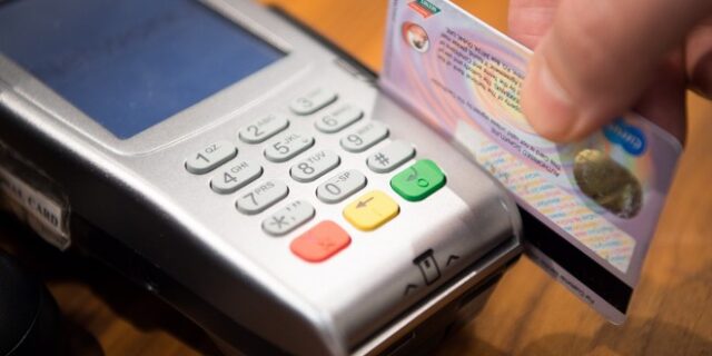 Αφορολόγητο χωρίς πλαστικό χρήμα για εισοδήματα ως 6.000 ευρώ και πρόσφυγες