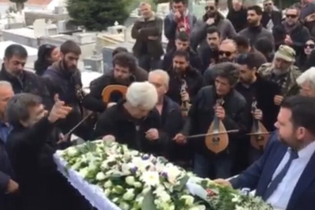 Κρήτη: Με λύρες και μαντινάδες πάνω από το φέρετρο αγαπημένου λυράρη