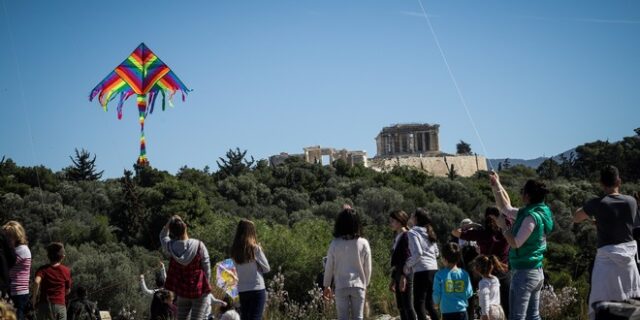 Καθαρά Δευτέρα: Γέμισαν ελεύθεροι χώροι και παραλίες για τα Κούλουμα