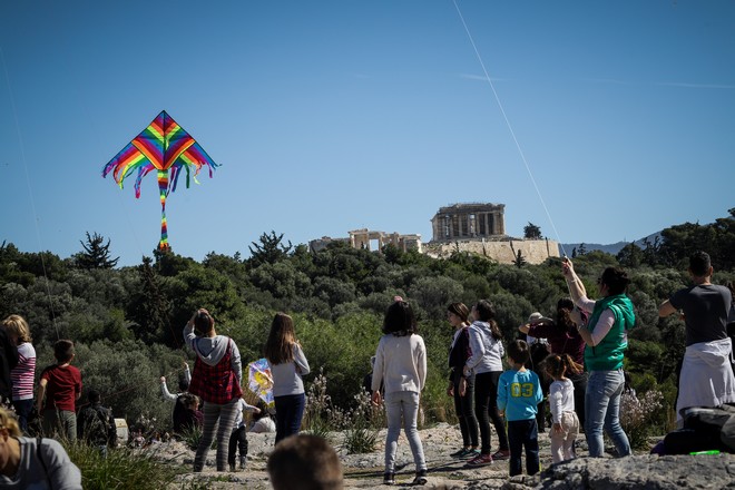 Καθαρά Δευτέρα: Γέμισαν ελεύθεροι χώροι και παραλίες για τα Κούλουμα