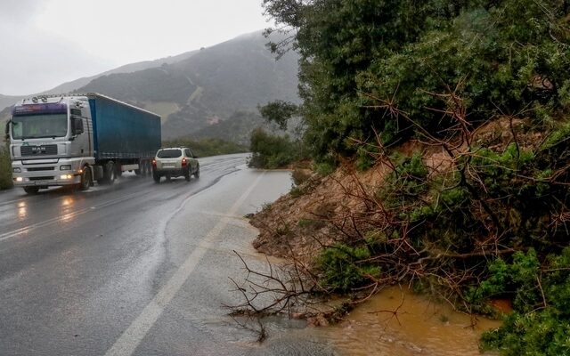 Στο έλεος των ανέμων η Κρήτη – Προβλήματα σε ξηρά, θάλασσα και αέρα