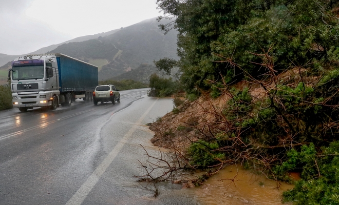 Στο έλεος των ανέμων η Κρήτη – Προβλήματα σε ξηρά, θάλασσα και αέρα