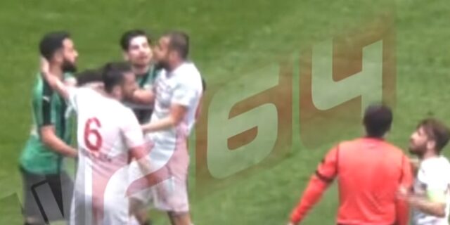 Απίστευτο περιστατικό: Ποδοσφαιριστής χαρακώνει παίκτη με ξυραφάκι