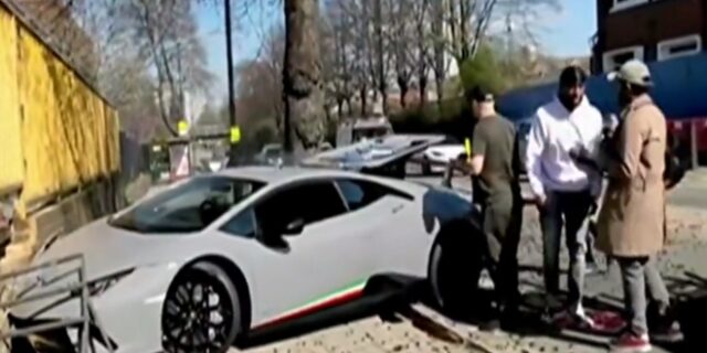 Έριξε σε δέντρο Lamborghini αξίας 290.000 ευρώ