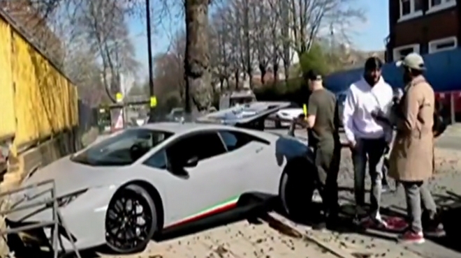 Έριξε σε δέντρο Lamborghini αξίας 290.000 ευρώ