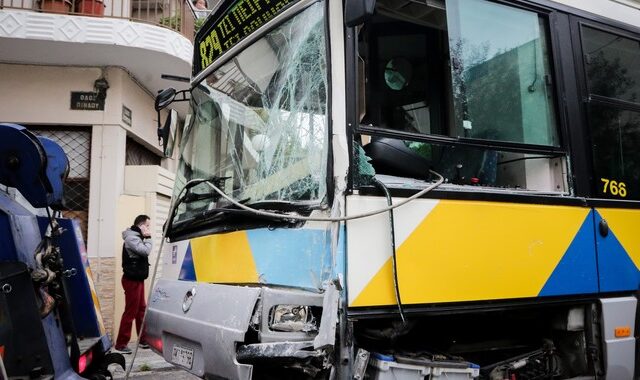 Σύγκρουση λεωφορείων στο Αιγάλεω – Έντεκα τραυματίες