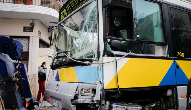 Σύγκρουση λεωφορείων στο Αιγάλεω – Έντεκα τραυματίες