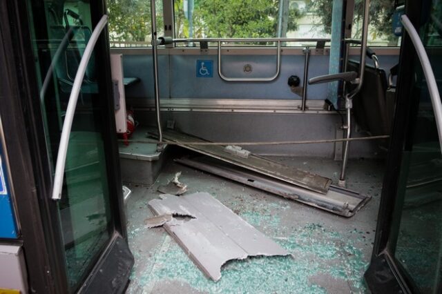 Σύγκρουση λεωφορείων: Τσαλακωμένες λαμαρίνες και θραύσματα στα καθίσματα των επιβατών
