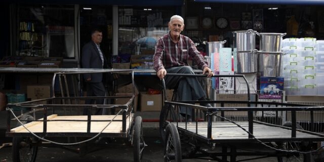 Ο εργαζόμενος στη Βόρεια Μακεδονία αναστενάζει: Ένα παράδειγμα με ελληνικό άρωμα