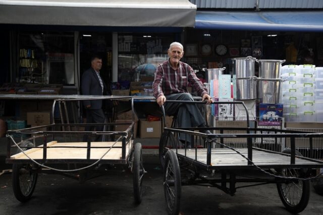 Ο εργαζόμενος στη Βόρεια Μακεδονία αναστενάζει: Ένα παράδειγμα με ελληνικό άρωμα