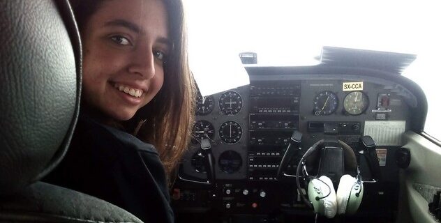 17χρονη πιλότος πέταξε στην παρέλαση στην Κρήτη: “Έλληνες, ψηλά το κεφάλι”