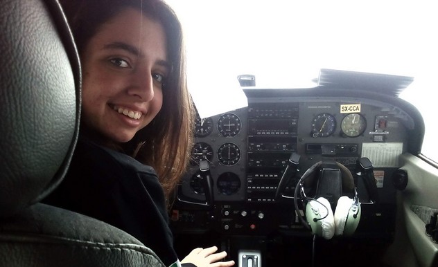17χρονη πιλότος πέταξε στην παρέλαση στην Κρήτη: “Έλληνες, ψηλά το κεφάλι”