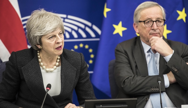 Brexit: Συμβιβασμό της τελευταίας στιγμής ανακοίνωσαν Μέι και Γιούνκερ