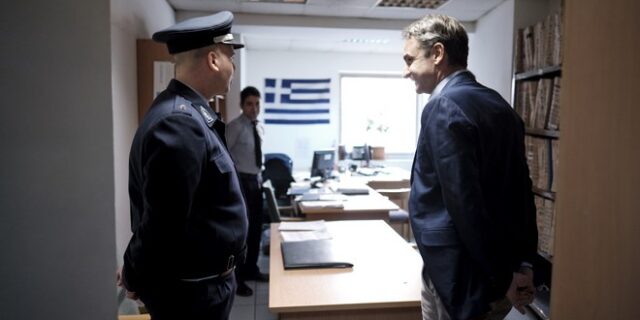 Επίσκεψη Κ. Μητσοτάκη στο Α.Τ. Ακροπόλεως: “Καμία ανοχή στη βία”