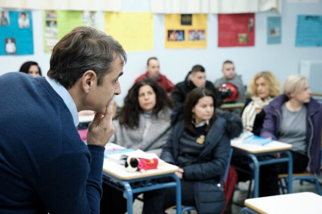 Επίσκεψη Μητσοτάκη στο νυχτερινό σχολείο του Αιγάλεω