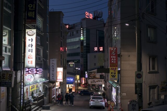 Νότια Κορέα: Εκατοντάδες ζευγάρια βιντεοσκοπήθηκαν εν αγνοία τους σε μοτέλ