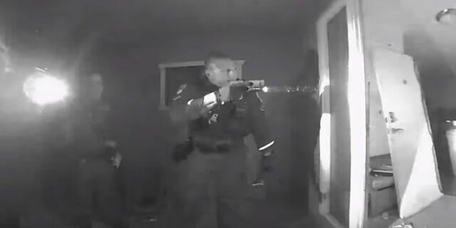 Αρνούνται να πάνε το άρρωστο παιδί τους σε νοσοκομείο – Πάνοπλοι αστυνομικοί εισβάλλουν στο σπίτι