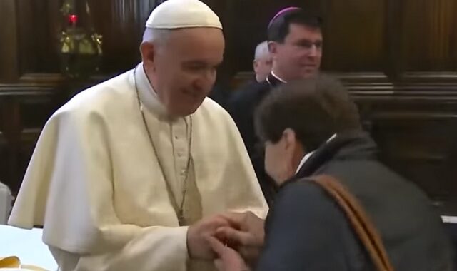 Πάπας Φραγκίσκος: Η επιμονή του να μην του φιλήσουν το χέρι γίνεται viral