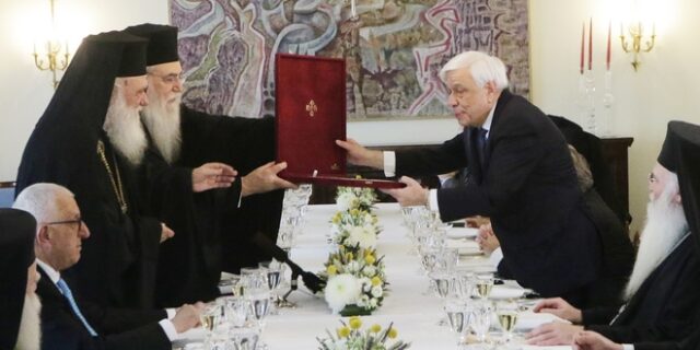 Παράσημο του Μεγαλόσταυρου του Τάγματος της Τιμής στον Αρχιεπίσκοπο Ιερώνυμο από τον Παυλόπουλο