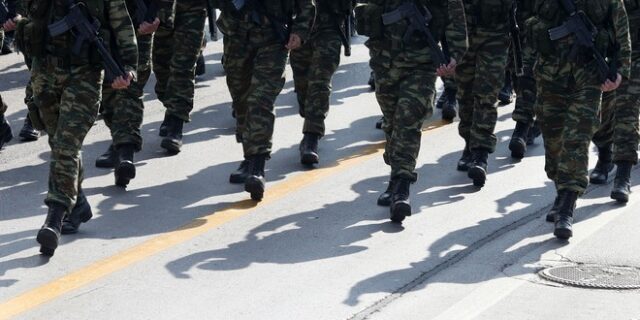 Στρατιωτική παρέλαση: Τα άσματα επιτρέπονται, τα συνθήματα όχι