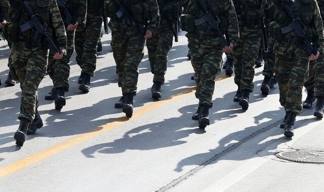Στρατιωτική παρέλαση: Τα άσματα επιτρέπονται, τα συνθήματα όχι