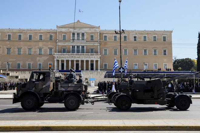 Καρέ-καρέ η μεγάλη στρατιωτική παρέλαση της Αθήνας