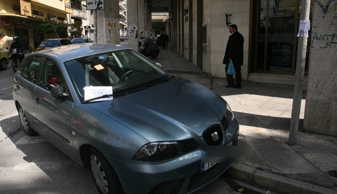Η απίστευτη πατέντα του Δήμου Λέσβου για να μην παρκάρουν αυτοκίνητα