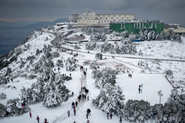 Χιόνια στην Πάρνηθα – Στα 150 χιλιόμετρα την ώρα οι άνεμοι στον Παρνασσό