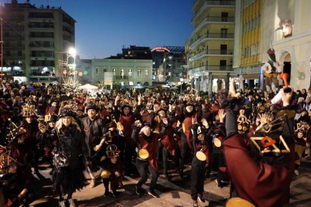 Καρναβάλι Πάτρας: Ξέφρενο γλέντι με 40.000 καρναβαλιστές