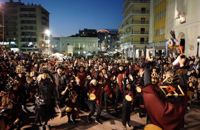 Καρναβάλι Πάτρας: Ξέφρενο γλέντι με 40.000 καρναβαλιστές