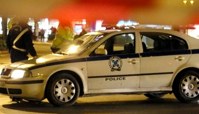 Εξόρμηση της Τροχαίας και συλλήψεις για παράνομους παρκαδόρους σε νυχτερινά μαγαζιά