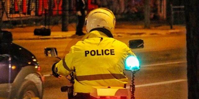 Μπαράζ επιθέσεων σε καταστήματα αλυσίδας σούπερ μάρκετ τα ξημερώματα