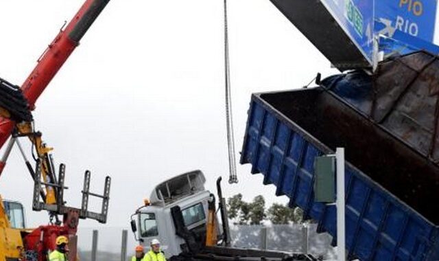 Γέφυρα Ρίου Αντιρρίου: Ο αέρας ξήλωσε καρότσα νταλίκας και την “κάρφωσε” σε πινακίδα