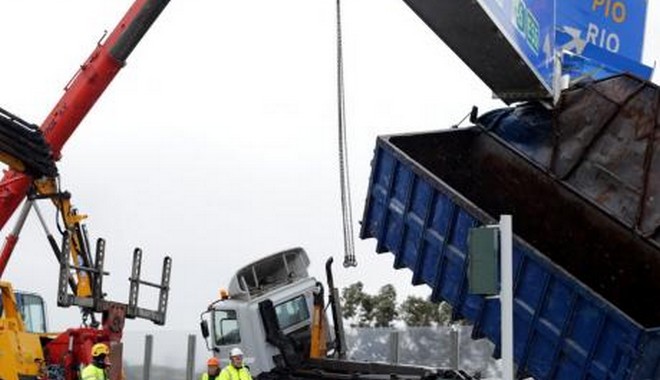 Γέφυρα Ρίου Αντιρρίου: Ο αέρας ξήλωσε καρότσα νταλίκας και την “κάρφωσε” σε πινακίδα