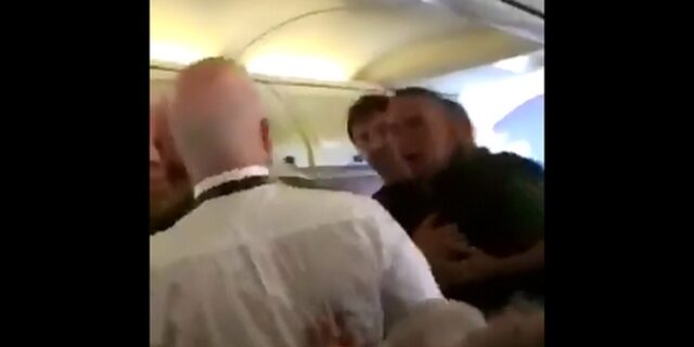 Ryanair: Άγριο ξύλο σε πτήση επειδή δεν φορούσε τα παπούτσια της