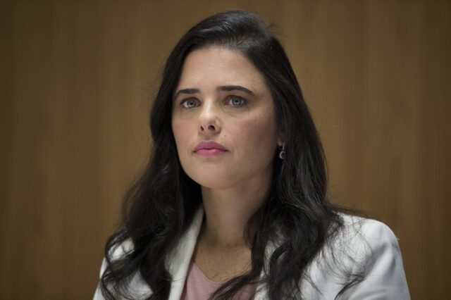 Σάλος στο Ισραήλ: Η υπουργός Δικαιοσύνης ψεκάζεται με το άρωμα “φασισμός” σε προεκλογικό σποτ