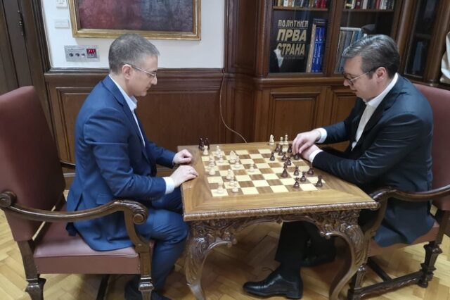 Σερβία: Ο Βούτσιτς έπαιζε σκάκι όσο οι διαδηλωτές πολιορκούσαν το προεδρικό μέγαρο