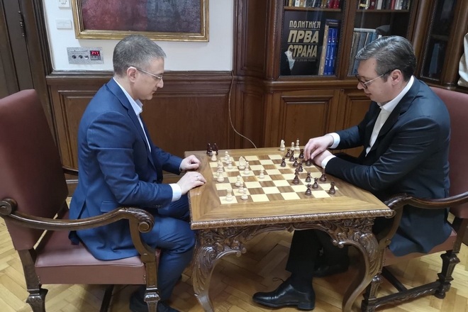 Σερβία: Ο Βούτσιτς έπαιζε σκάκι όσο οι διαδηλωτές πολιορκούσαν το προεδρικό μέγαρο