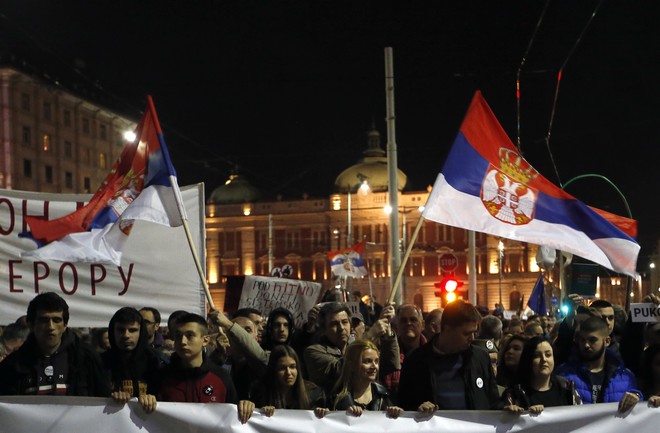 Σερβία: Διαδηλωτές εισέβαλαν στο κτίριο της δημόσιας τηλεόρασης