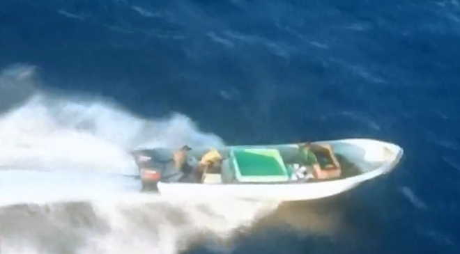 Άγρια καταδίωξη εμπόρων κοκαΐνης στη θάλασσα