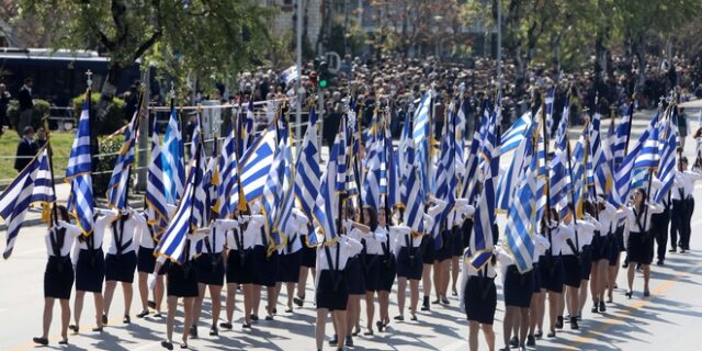 Θεσσαλονίκη: Μαθητική παρέλαση και συνθήματα για τη Μακεδονία