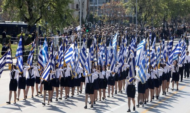 Θεσσαλονίκη: Μαθητική παρέλαση και συνθήματα για τη Μακεδονία