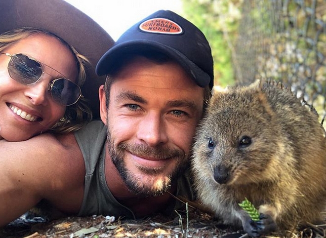 Chris Hemsworth: Ο “Thor” ταΐζει κουόκα στο στόμα και κατακτά το διαδίκτυο