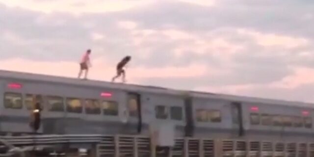 Πηδούν στο νερό από ένα τρένο εν κινήσει