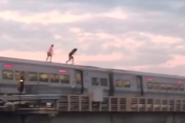 Πηδούν στο νερό από ένα τρένο εν κινήσει