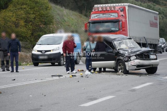 Λαμία: Σοκαριστικό τροχαίο στην είσοδο της πόλης-Απεγκλωβίστηκαν 4 άτομα