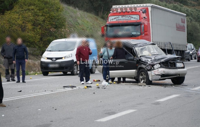 Λαμία: Σοκαριστικό τροχαίο στην είσοδο της πόλης-Απεγκλωβίστηκαν 4 άτομα