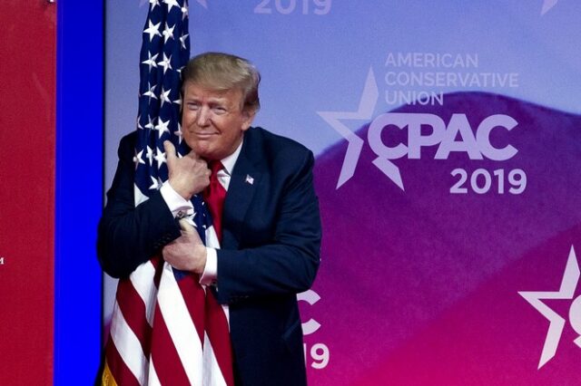 “Μπορεί να τον μηνύσει για παρενόχληση;”: Ο Τραμπ αγκαλιάζει την σημαία των ΗΠΑ, το twitter οργιάζει